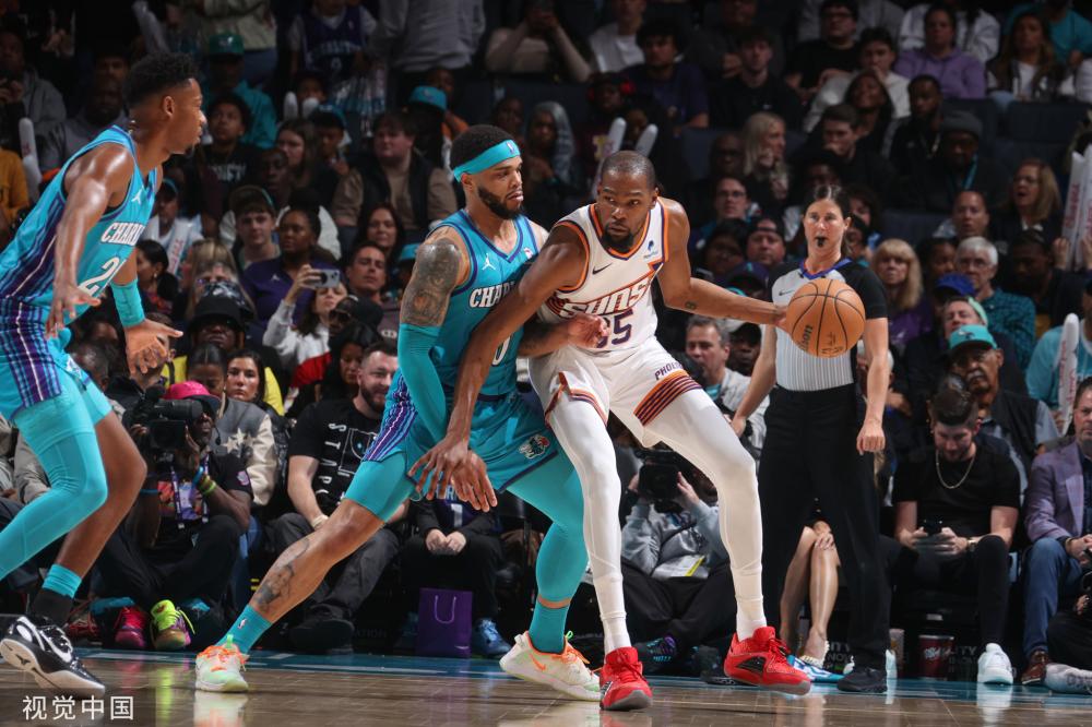 他在球场上 他在球场上