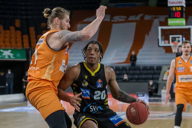 与国际化逐 与国际化逐